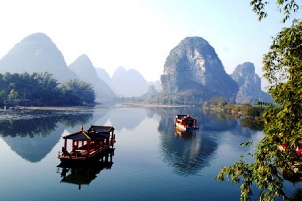 Walking along the Yulong River, ReadyClickAndGo